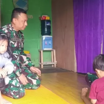 Dandim 1625 Ngada Dan Ketua Persit Kunjungi Anggota Yang Anaknya Sakit