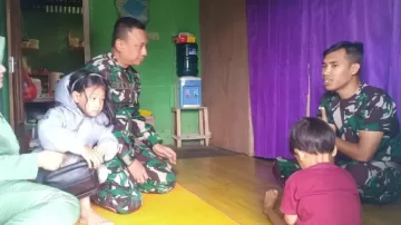 Dandim 1625 Ngada Dan Ketua Persit Kunjungi Anggota Yang Anaknya Sakit