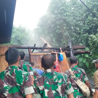 Gerak Cepat Padamkan Kebakaran Rumah, Terima Kasih Kodim 1625 Ngada