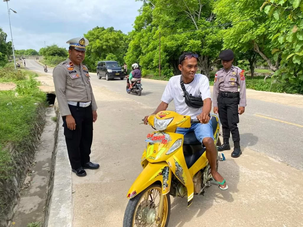 Ciptakan Keamanan dan Kenyamanan Saat Nataru, Sat Lantas Polres Sabu Raijua Laksanakan Operasi Lilin