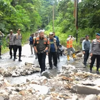 Tinjau Longsor Poros Bakaru, Bupati Pinrang Perintahkan Kerahkan Alat Berat