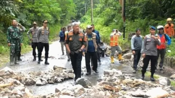 Tinjau Longsor Poros Bakaru, Bupati Pinrang Perintahkan Kerahkan Alat Berat