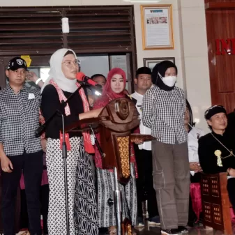 Bupati Indramayu Nina Agustina Hadiri Tradisi Adat Ngarot Lelea