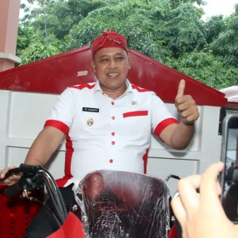 Plt. Walikota Bekasi Berikan Baktor Kepada Masyarakat