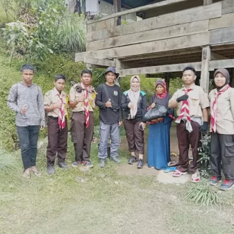 Ambalan Merah Putih SMK Budi bangsa dan komunitas budaya literasi Pinrang berbagi