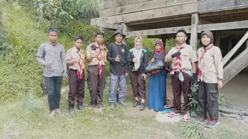 Ambalan Merah Putih SMK Budi bangsa dan komunitas budaya literasi Pinrang berbagi