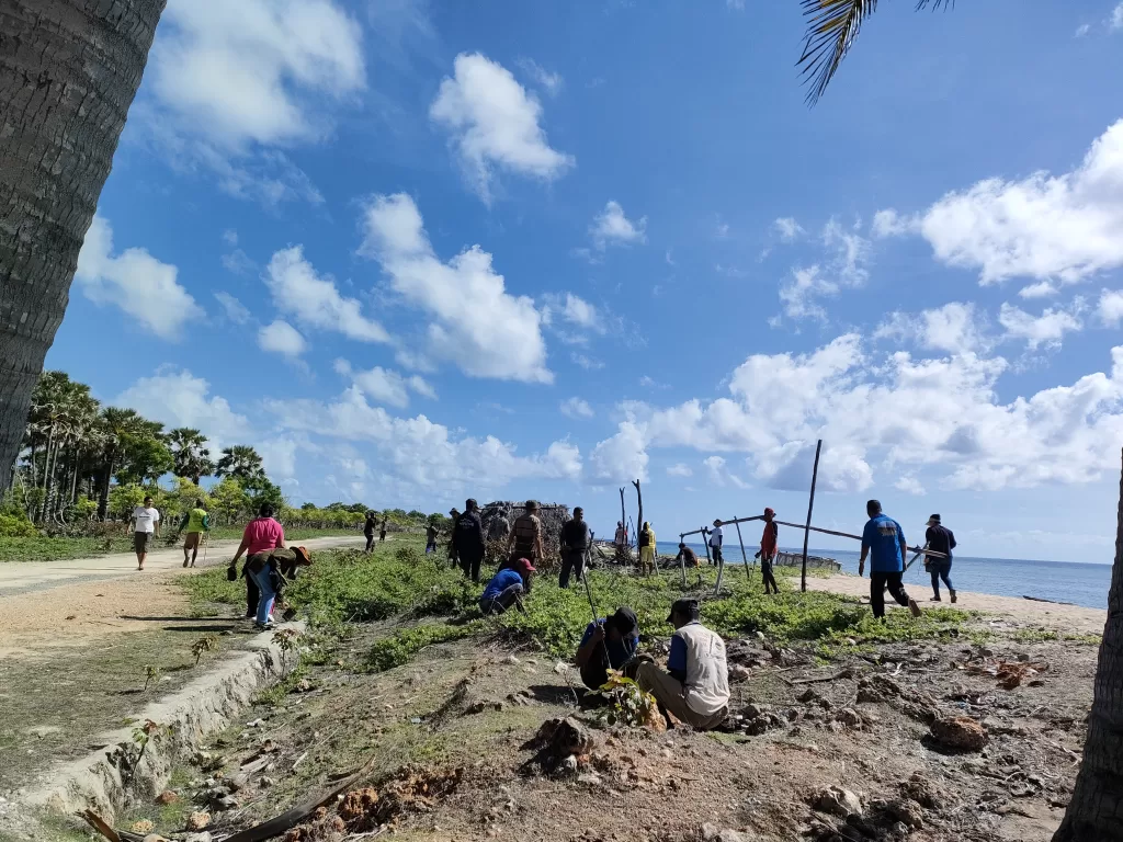 Cegah Abrasi dan Perindah Pantai, Camat Sabu Timur Pimpin Aksi Penghijauan