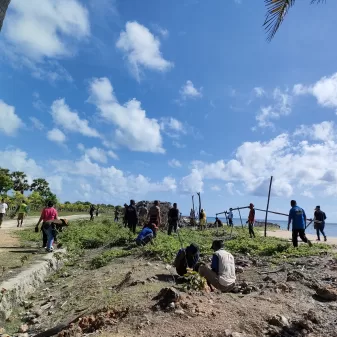 Cegah Abrasi dan Perindah Pantai, Camat Sabu Timur Pimpin Aksi Penghijauan 