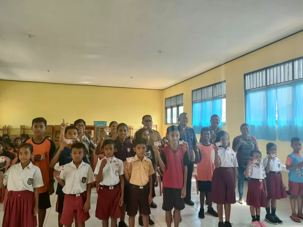 Serahkan KIA, Sekda Sabu Raijua Ajak Anak-Anak Sekolah Hingga Perguruan Tinggi