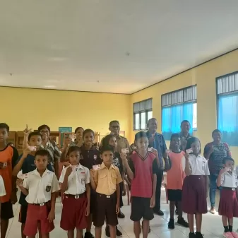 Serahkan KIA, Sekda Sabu Raijua Ajak Anak-Anak Sekolah Hingga Perguruan Tinggi