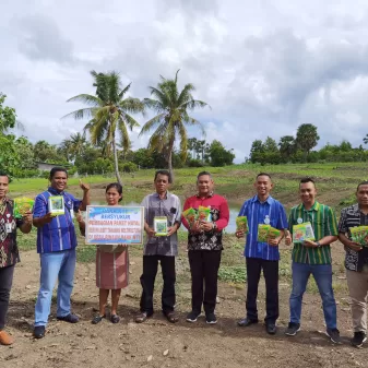 Bank NTT Cabang Sabu Raijua Bagi Kado Natal Kapada Petani Desa Binaan