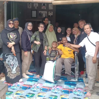 Pengurus TTD Kena Stroke, Komunitas TTD Berikan Bantuan Sembako dan Kursi Roda