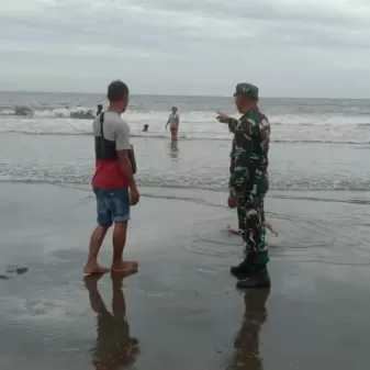 Gelombang Tinggi Plh Danramil 05 Aesesa Nagekeo Patroli Ingatkan Pengunjung Pantai