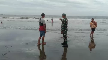 Gelombang Tinggi Plh Danramil 05 Aesesa Nagekeo Patroli Ingatkan Pengunjung Pantai