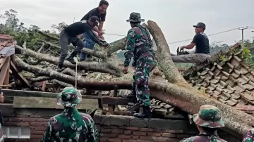 Kodim 0613/Ciamis Turunkan  Puluhan Prajuritnya ke Lokasi Bencana Puting Beliung di Kec Panawangan