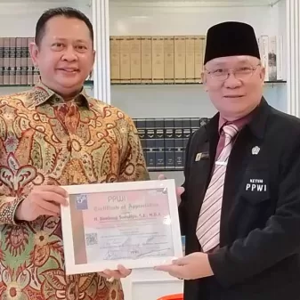 Ketua MPR RI Terima Certificate of Appreciation dari PPWI Nasional