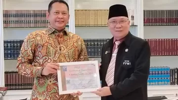 Ketua MPR RI Terima Certificate of Appreciation dari PPWI Nasional