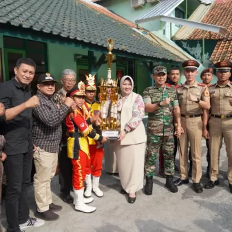 Ketua Yayasan Kartika Jaya Terima Penyerahan Piala Siswa Siswi Berprestasi SD Kartika Jaya XIX-3