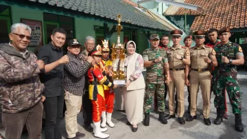 Ketua Yayasan Kartika Jaya Terima Penyerahan Piala Siswa Siswi Berprestasi SD Kartika Jaya XIX-3