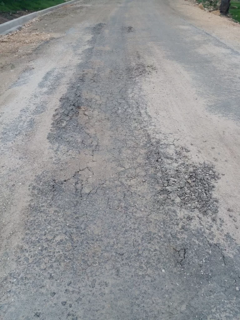 Diduga Dikerjakan Asal Jadi, Jalan Ledepemulu -Eilogo, Sabu Raijua Mulai Rusak