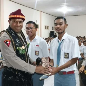 Kapolda NTT Irjen Pol. Drs. Johni Asadoma Motivasi Siswa Seminari Mataloko