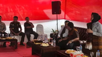 Jejakan Kaki Di Dusun Kecil, Mensos Risma Serahkan Sejumlah Bantuan Untuk Masyarakat Kabupaten Ende