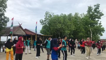 Jalin Sinergitas, Desa Bulu Cindea Senam Bersama TNI serta Masyarakat