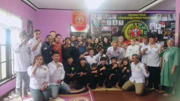 Silaturahmi  Hencky Lutungan ke Padepokan Gajah Putih Tandang Makalangan Pusat Dago Giri