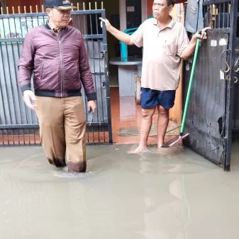 Kades Matam S.Pdi Terjun Langsung Pantau Warga Desa Sumberjaya Terdampak Banjir