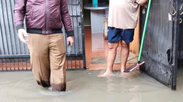Kades Matam S.Pdi Terjun Langsung Pantau Warga Desa Sumberjaya Terdampak Banjir