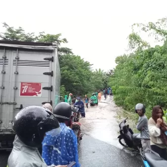 Wajah Buruk Jalan Provinsi Di Kecamatan Wewaria Ende NTT Belum Berubah