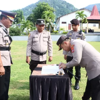 Kapolres Ende AKBP Andre Librian, S.I.K Pimpin Sertijab Kabag Ren Dan Kasat Binmas