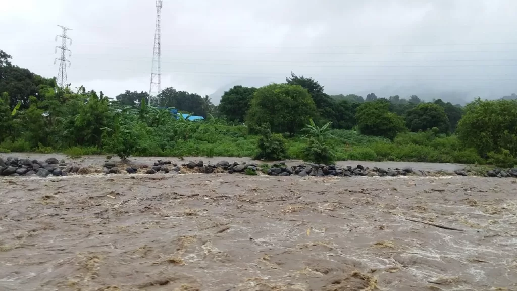 Mancing Di Kali Km 6 Ende, Ayah Dan Anak Terseret Banjir Belum Ditemukan