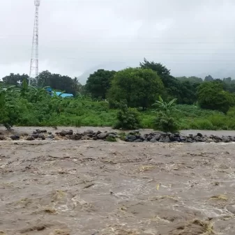 Mancing Di Kali Km 6 Ende, Ayah Dan Anak Terseret Banjir Belum Ditemukan