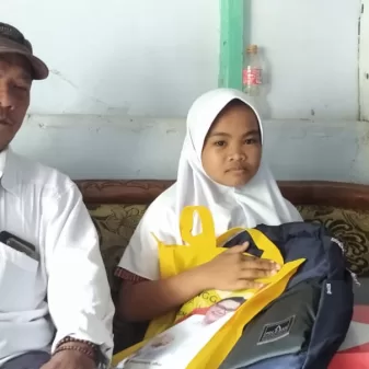 TA Komisi X DPR RI Kurangin Beban Jennah Siswi SDN 03 Jamintoro Jember