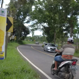 Sepanduk Bacalon DPR Provensi Dari Golkar Ramai Di Ruas Nasional Lumajang