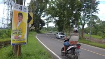 Sepanduk Bacalon DPR Provensi Dari Golkar Ramai Di Ruas Nasional Lumajang