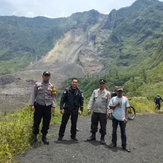 Personel Polsek Sukaratu Cek Longsor Dinding Kawah Gunung Galunggung
