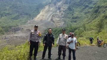 Personel Polsek Sukaratu Cek Longsor Dinding Kawah Gunung Galunggung