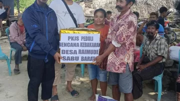 Peduli Korban Kebakaran, Paguyuban Keluarga Jawa Sabu Serahkan Bantuan