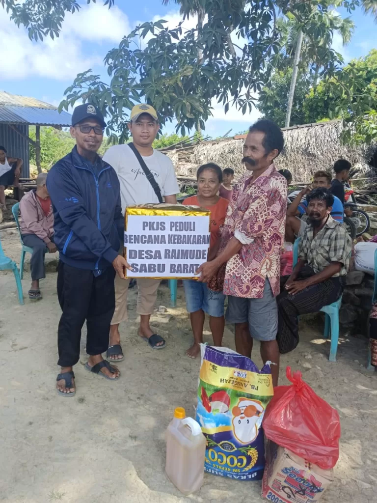 Peduli Korban Kebakaran, Paguyuban Keluarga Jawa Sabu Serahkan Bantuan