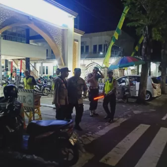 Jaga Keamanan Jamah Tarawih Sektor Lumajang Kota Terjunkan Petugas