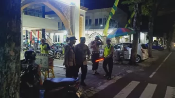 Jaga Keamanan Jamah Tarawih Sektor Lumajang Kota Terjunkan Petugas