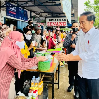 Presiden Cek Harga Sejumlah Bahan Pokok di Pasar Tramo Maros