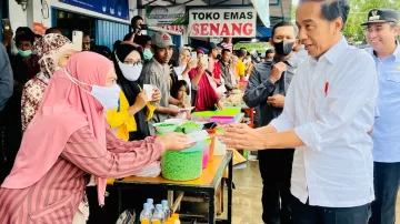 Presiden Cek Harga Sejumlah Bahan Pokok di Pasar Tramo Maros