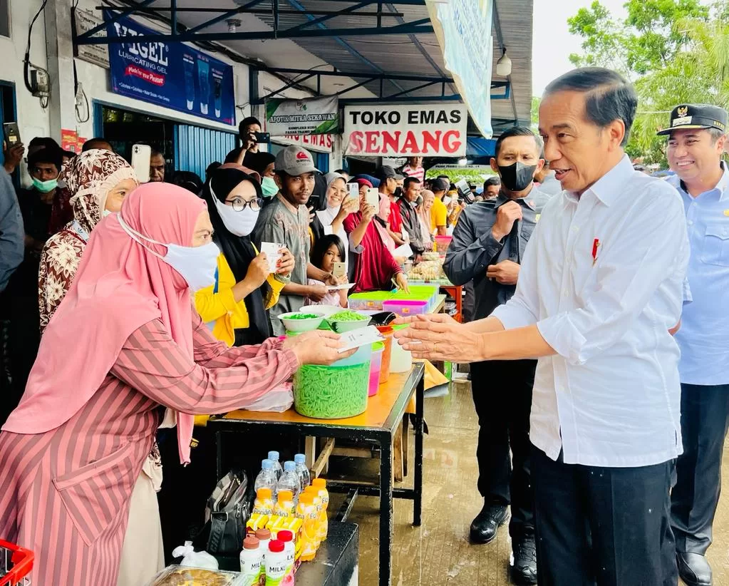 Presiden Cek Harga Sejumlah Bahan Pokok di Pasar Tramo Maros