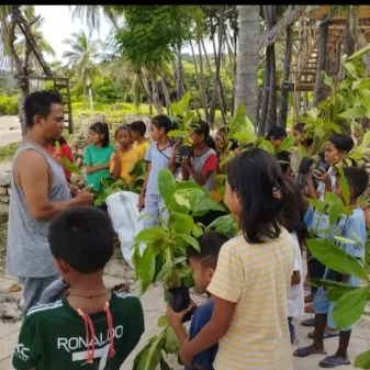 Cegah Abrasi dan Hijaukan Sabu Raijua, TBM Amien Gagas Gerakan Menanam