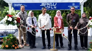 Kasetpres Resmikan SPKLU Di Istana Kepresidenan Bogor