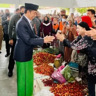 Masuk Pasar Rakyat Tabalong, Presiden Chek Langsung Harga Bahan Pokok