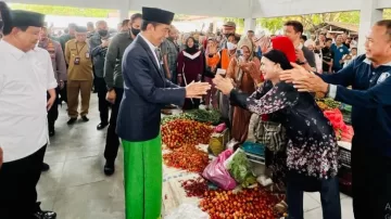 Masuk Pasar Rakyat Tabalong, Presiden Chek Langsung Harga Bahan Pokok